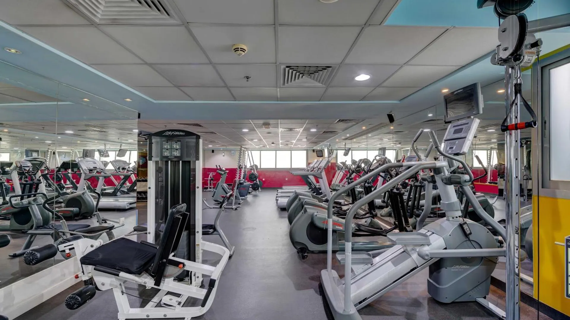 Howard Johnson Plaza By Wyndham Dubai Deira Hotel